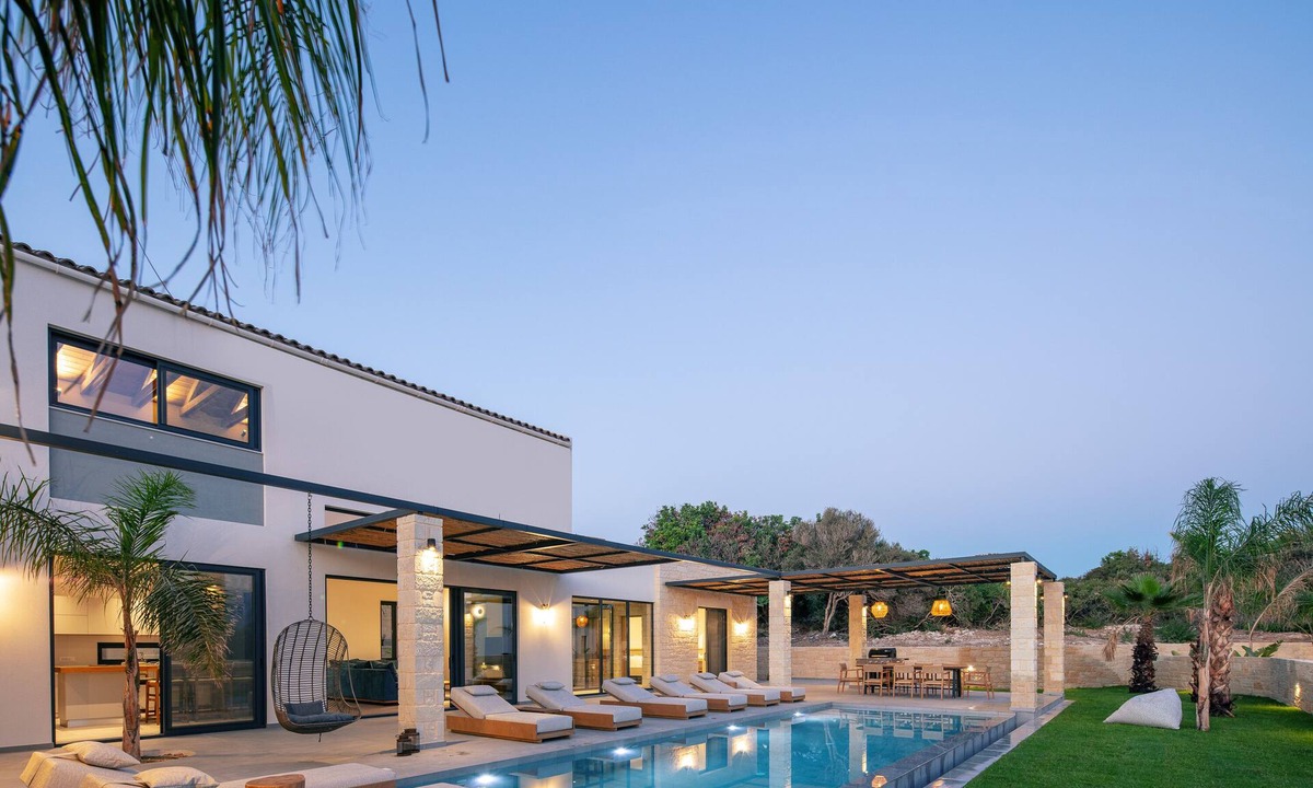 Chorafakia Villa | 1,2 Km from the beach, close to Chania, 40m2 private pool and sea views!