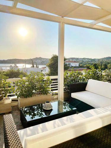 Vouliagmeni Apartment | 150 m² Apartment ∙ 3 bedrooms ∙ 6 guests