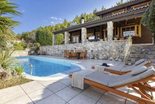 Oropos Villa | 180 m² Villa ∙ 6 bedrooms ∙ 12 guests