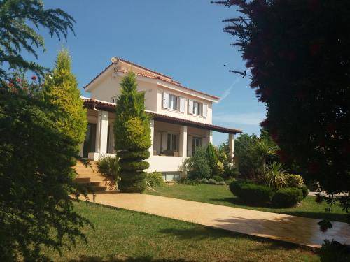 Oropos Villa | 200 m² Villa ∙ 5 bedrooms ∙ 12 guests