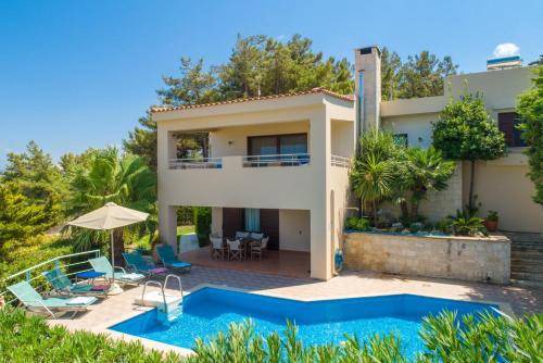 Roussospiti Villa | 220 m² Villa ∙ 4 bedrooms ∙ 9 guests