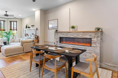 Bloomingdale House | 2x King Beds, Fireplace, Private Backyard, Washer, Dryer