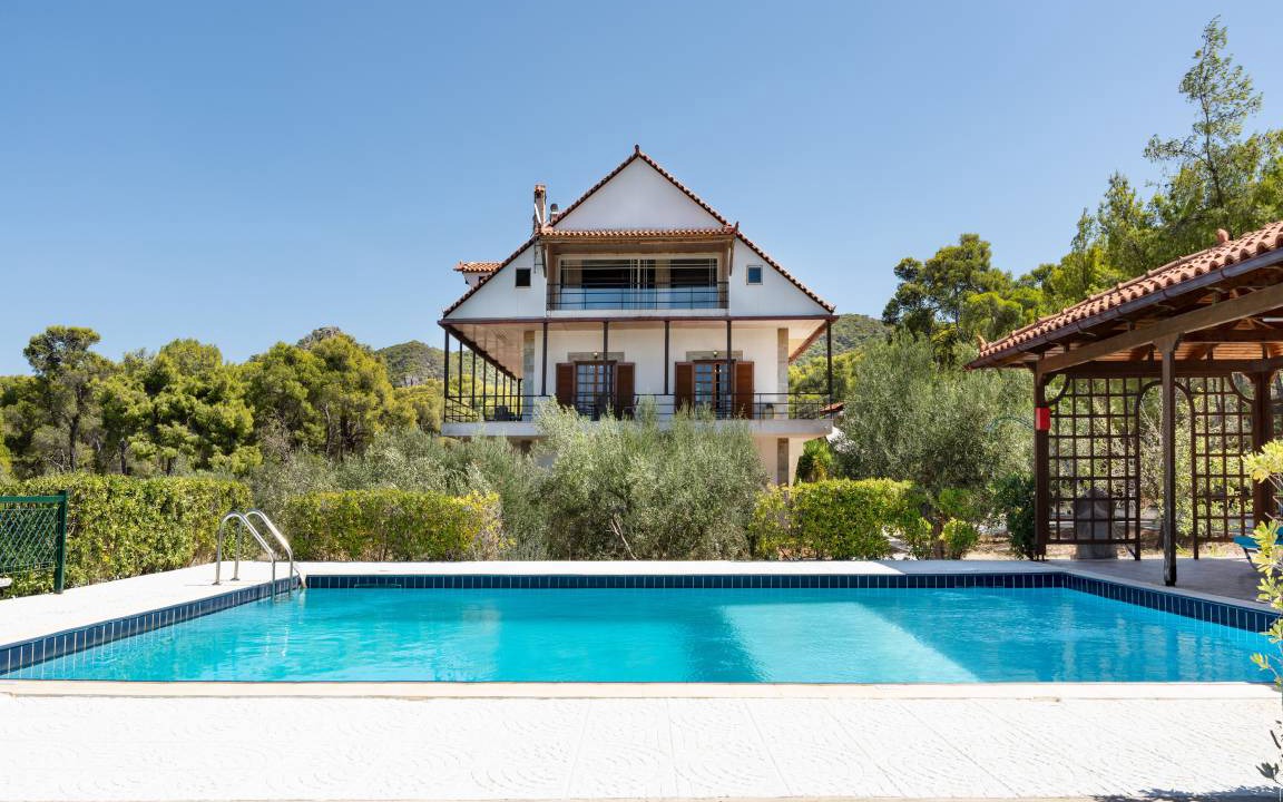 Loutraki-Agioi Theodoroi Villa | 320 m² Villa ∙ 5 bedrooms ∙ 14 guests
