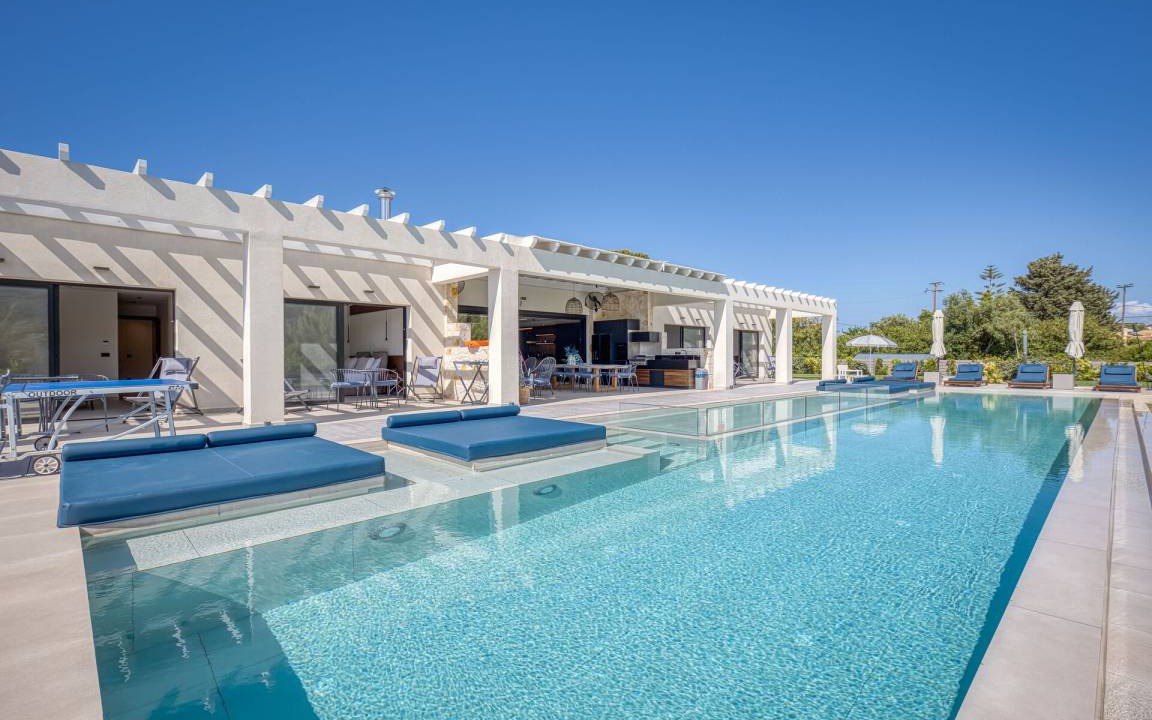 Almiros Beach Villa | 345 m² Villa ∙ 5 bedrooms ∙ 10 guests