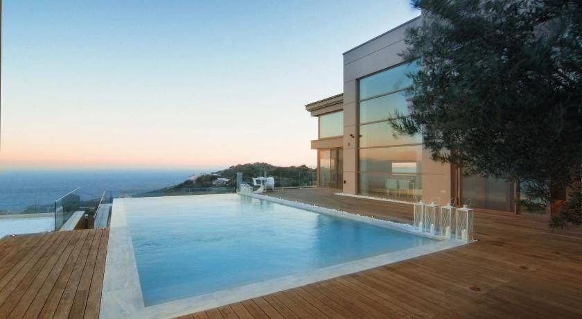 Marathon Villa | 450 m² Villa ∙ 3 bedrooms ∙ 8 guests