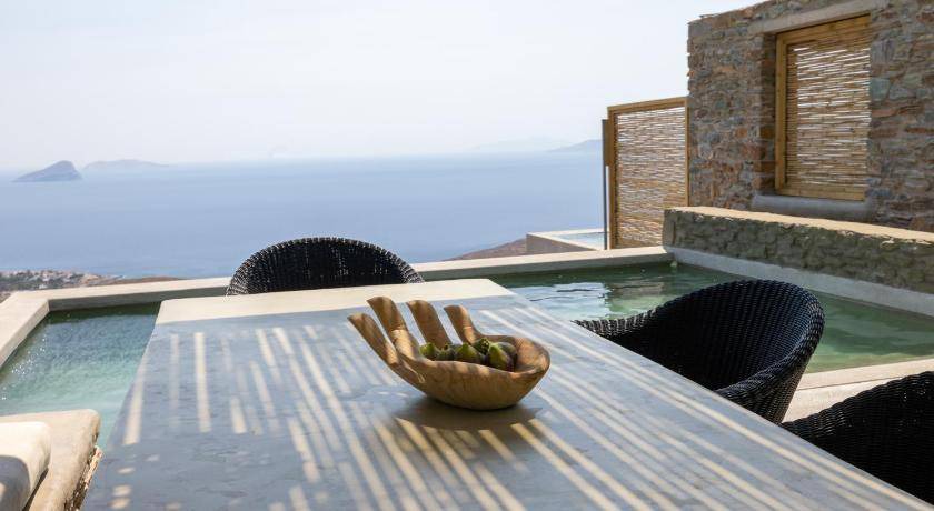 Kithnos Villa | 450 m² Villa ∙ 3 bedrooms ∙ 20 guests