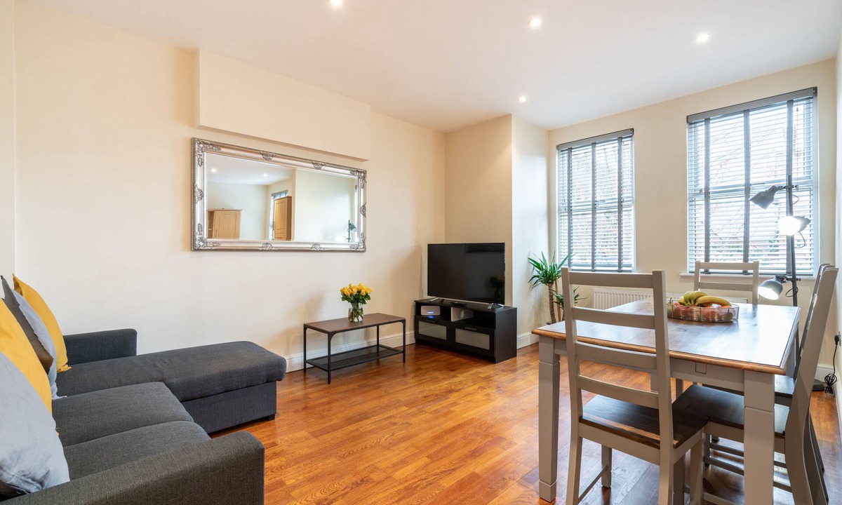 Bush Hill Park Apartment | 9B St Marks Road