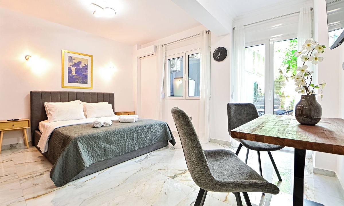 Kinosargous Apartment | Acropolis Luxurious Apartment! Backyard Garden, WiFi, Office Desk, AC, Metro