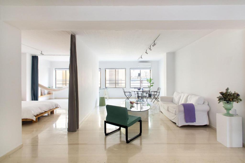 Neapoli Apartment | Airy and bright open-plan flat in Exarcheia