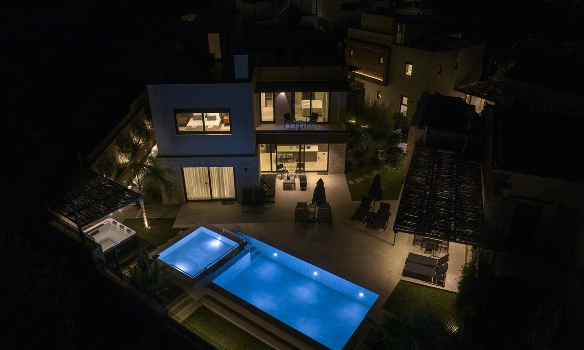 Plaka Villa | Almi-Cove Hilltop Villa I