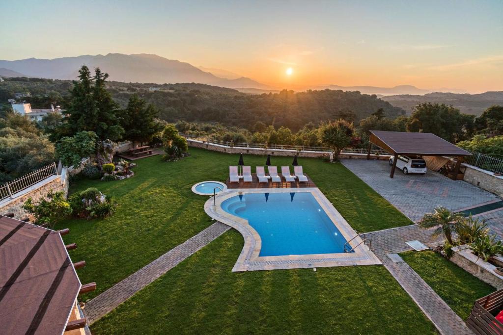 Kaloniktis Apartment | Apartment with 2 bedrooms in Palelimnos with shared pool enclosed garden and WiFi 14 km from the beach