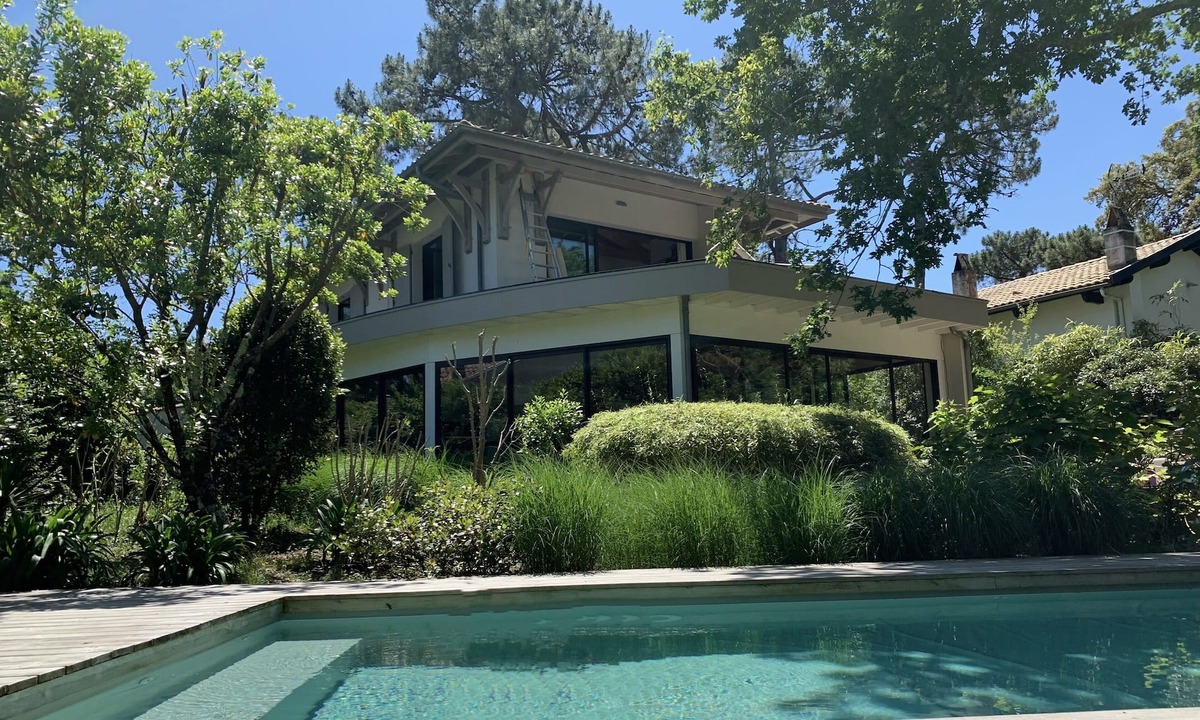 Arcachon Villa | Arcachon architect-designed villa, 210 m2, heated pool in season, walking distance to beach.