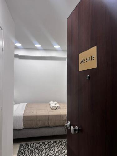 Monastiraki Apartment | Aris Monastiraki Suite by Zeussuites