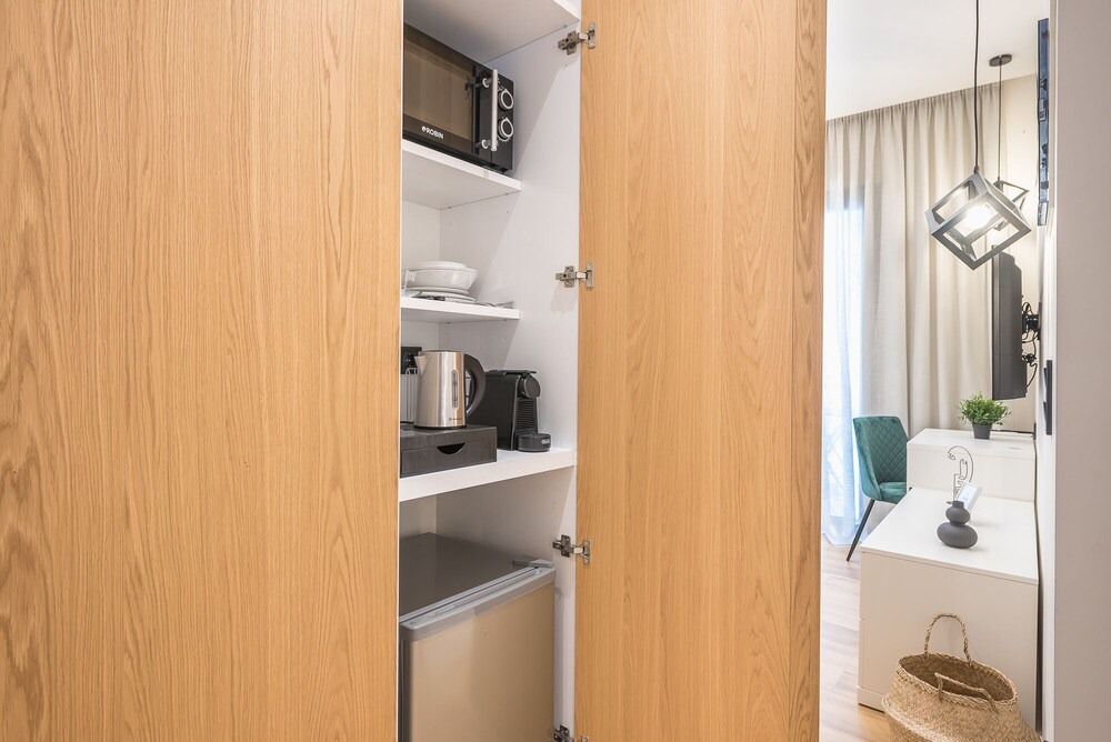 Attiki Apartment | B3: The "Asprogeraka" by SPACEERS