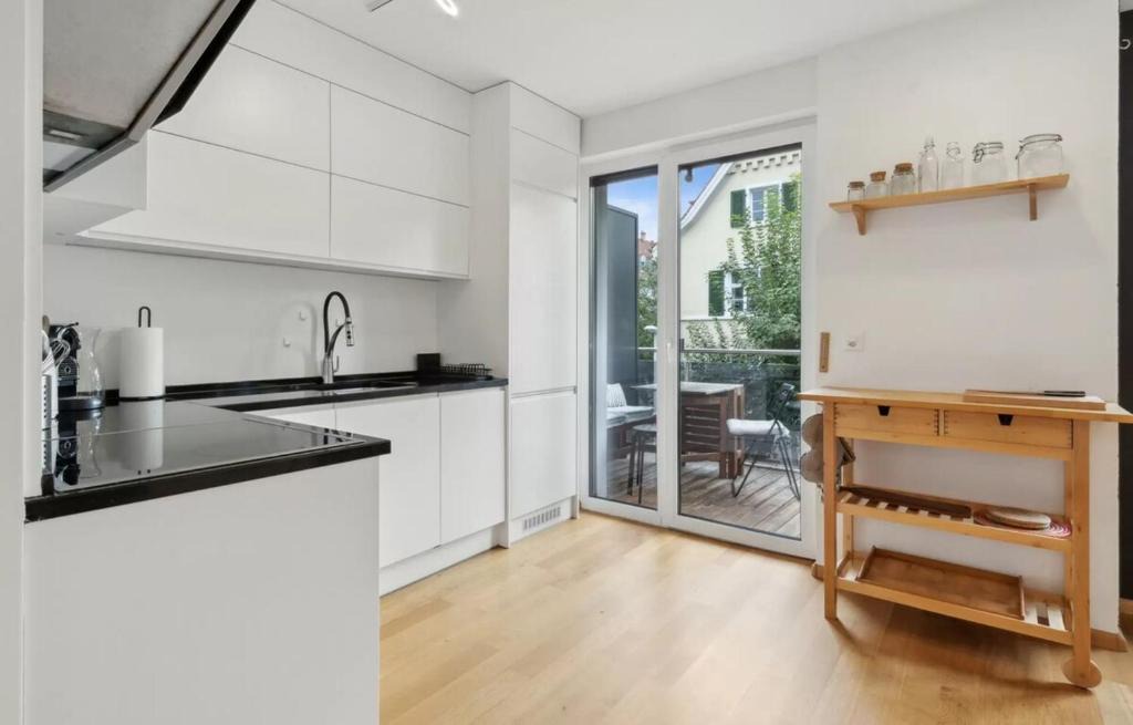Bruderholz Apartment | BASELiving Apartment 5 - 2 grosse Balkone - Bahnhof SBB