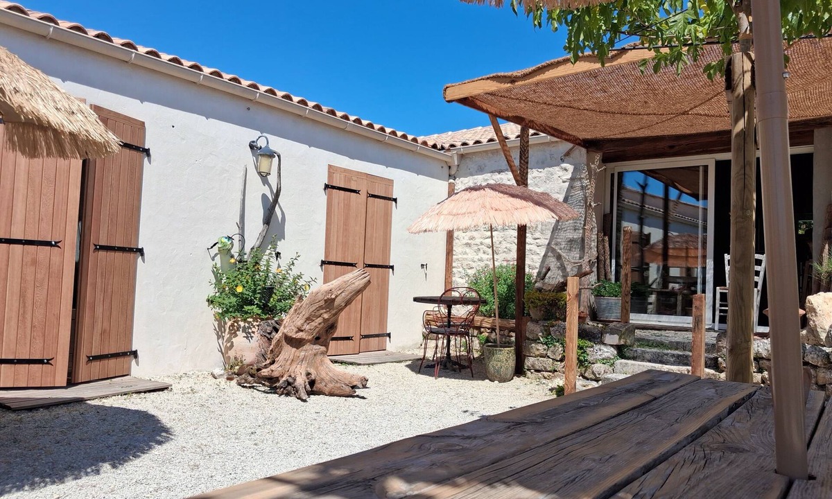 Heirs-Brouage Bed & Breakfast | Bed and Breakfast 'Chambres D'hôtes La Marouette 4' with Shared Terrace and Wi-Fi