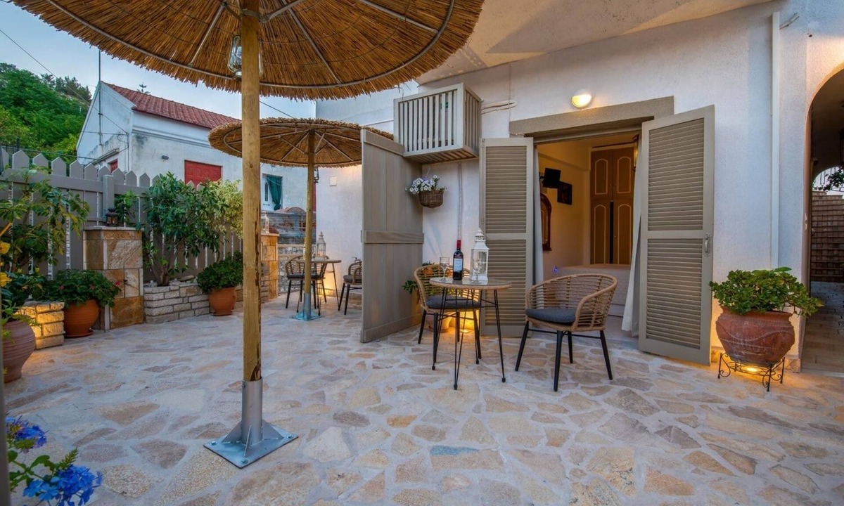 Gaios Apartment | Bohemian-Luxe Studio Central Gaios