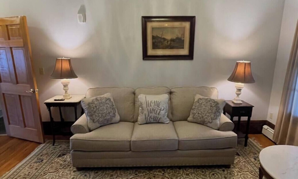 Edgewood Bed & Breakfast | Charming 1-bedroom with full kitchen Charles Newhall House by BrownUniversity