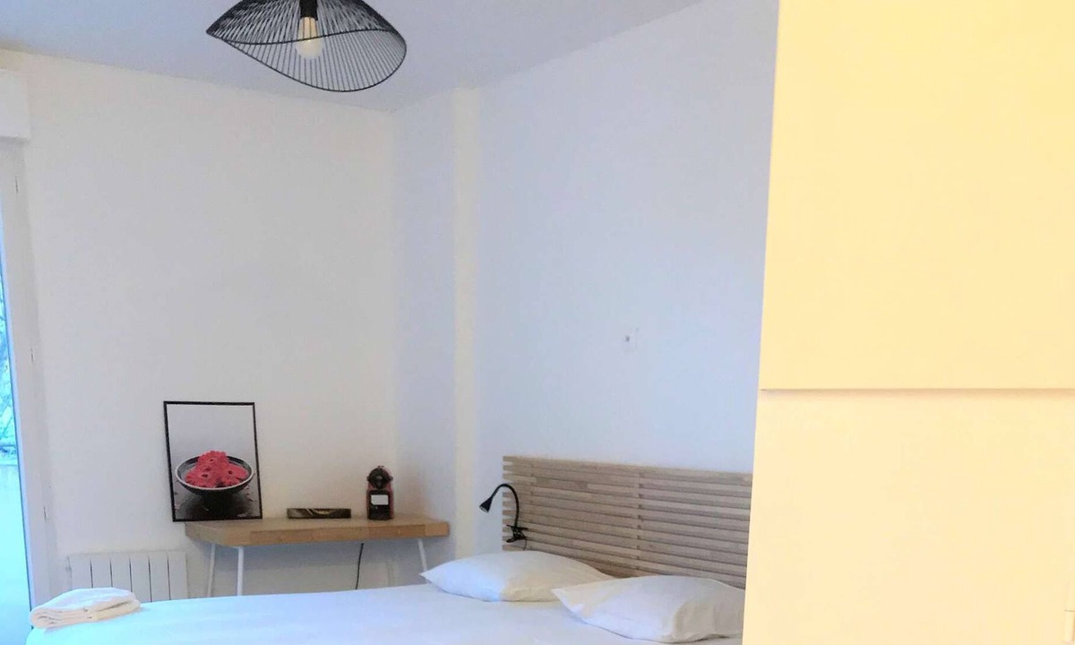 Cenon Apartment | Comfortable designer apartment (Free Parking) 10 minutes from Bordeaux
