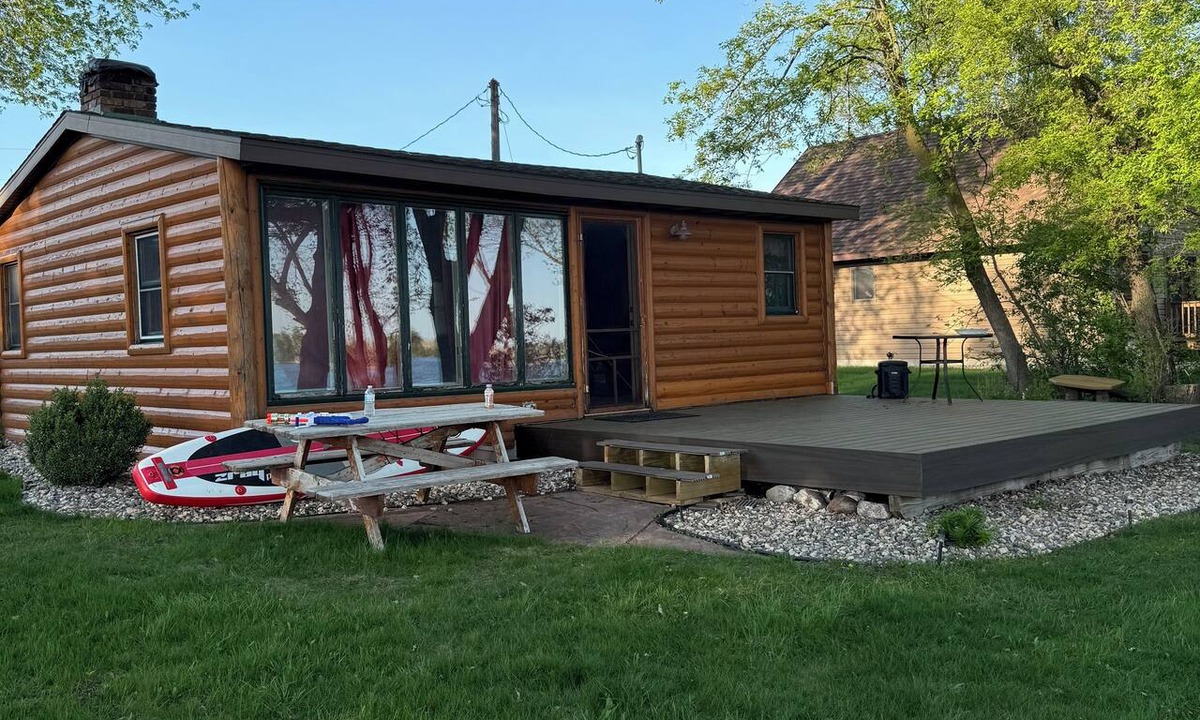 Darwin Cabin | Cozy 2 Bedroom Lakeside Cabin on Lake Manuella