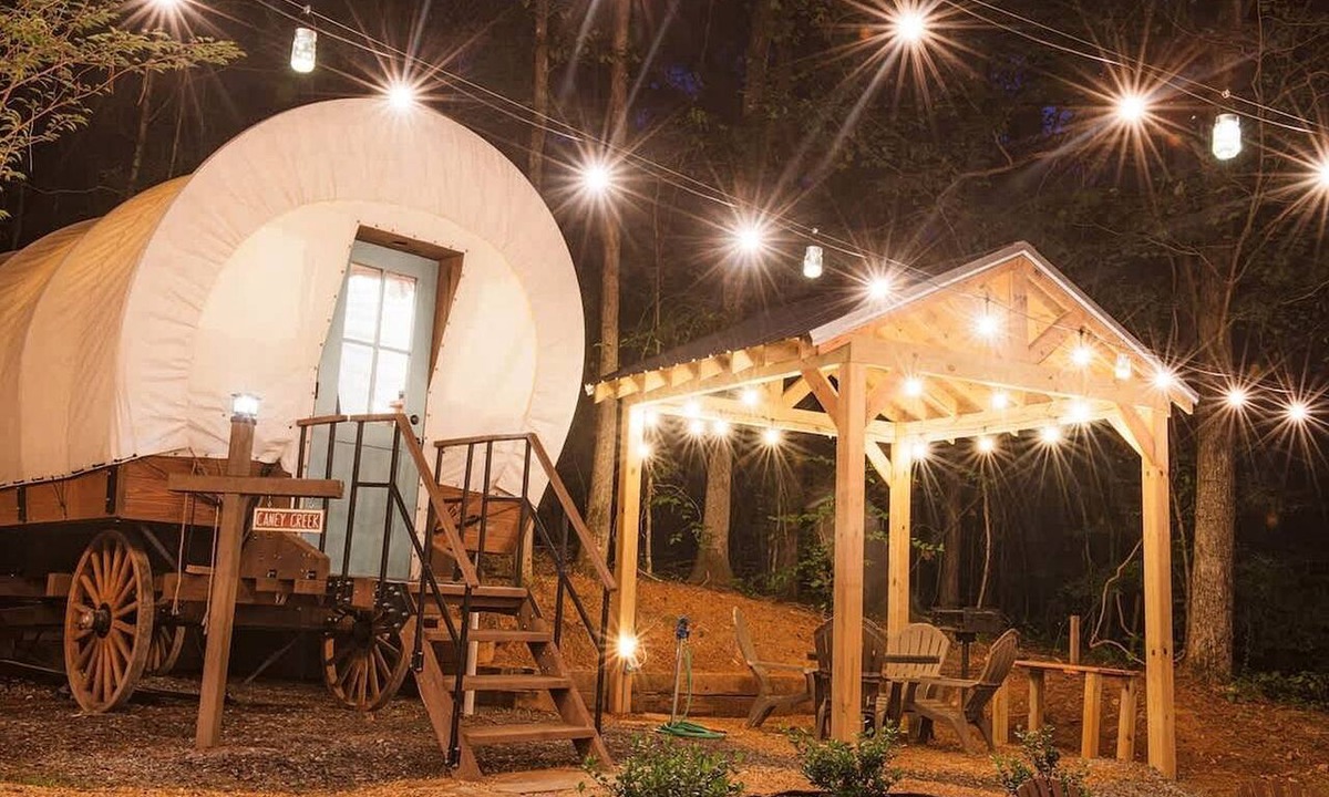 Benton House | Delightful Wagon with Incredible Hiking Trails and Activities in Tennessee