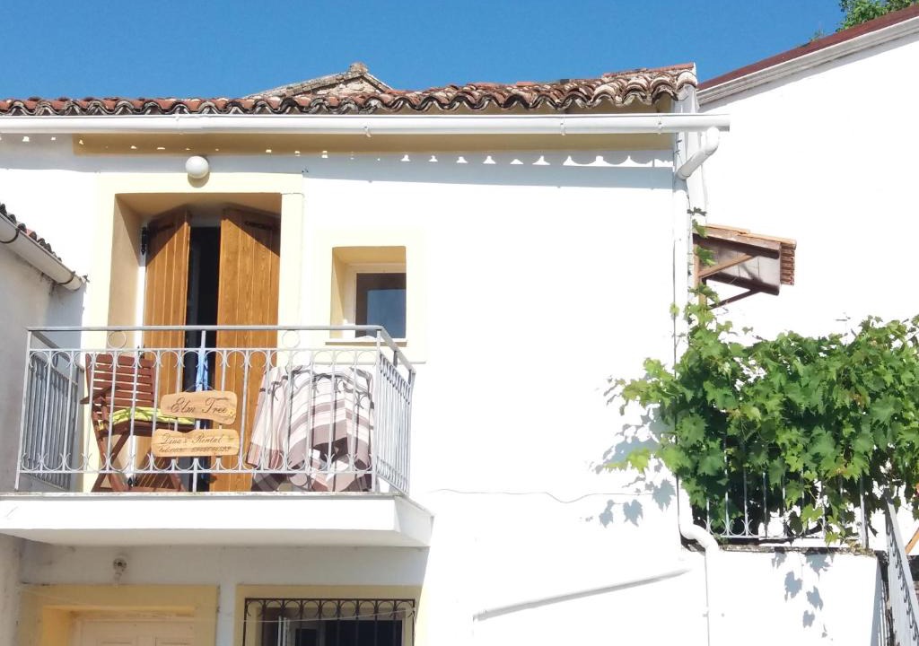 Petaleia Ski Chalet | Elm Tree Dream Catcher