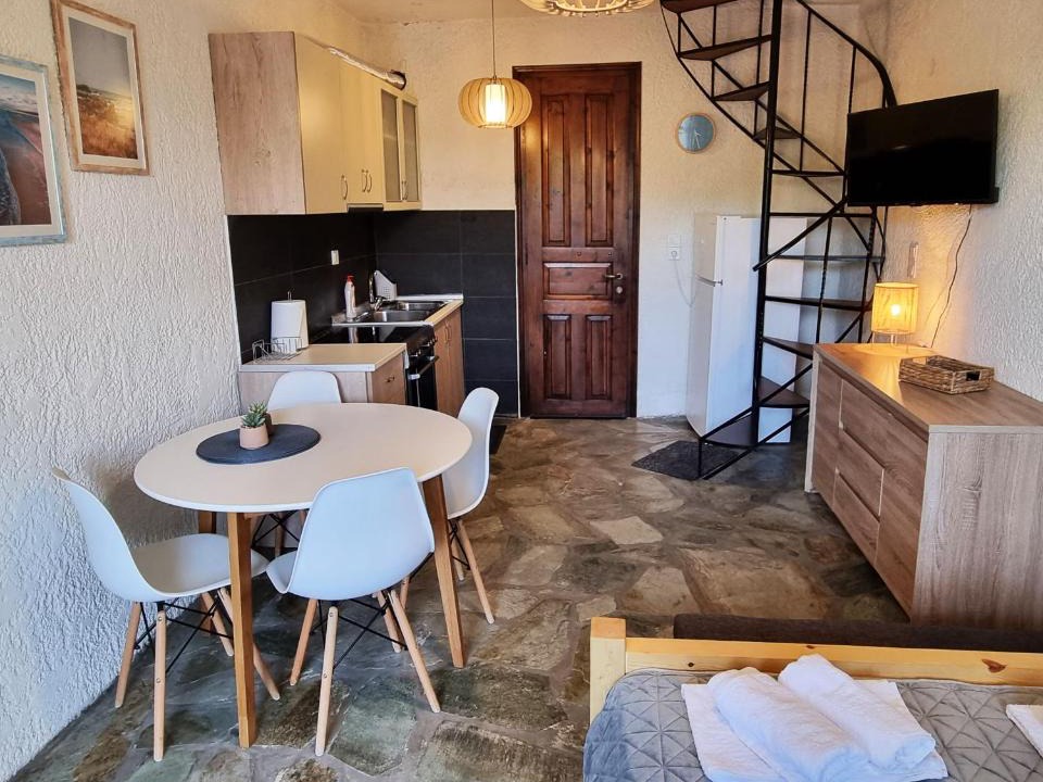 Glyfa House | Evan's Suite
