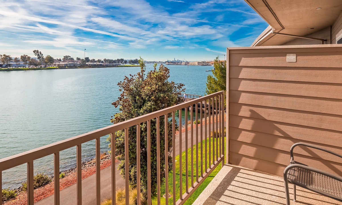 East Peralta Hotel | Executive Inn & Suites Embarcadero Cove