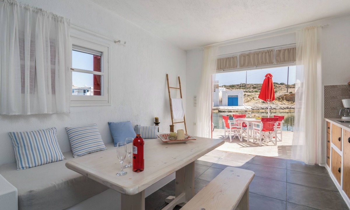 Milos Apartment | Fani Dream Suite 3nWaterfront luxurious Newly renovated Boat House max 5 persons