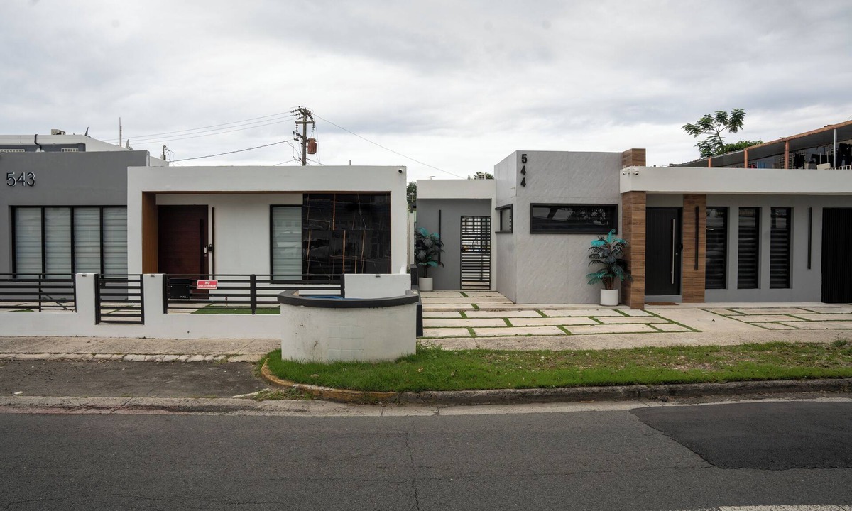 Sabana Abajo House | Five-Minute Elegance: Spacious Side-by-Side Homes