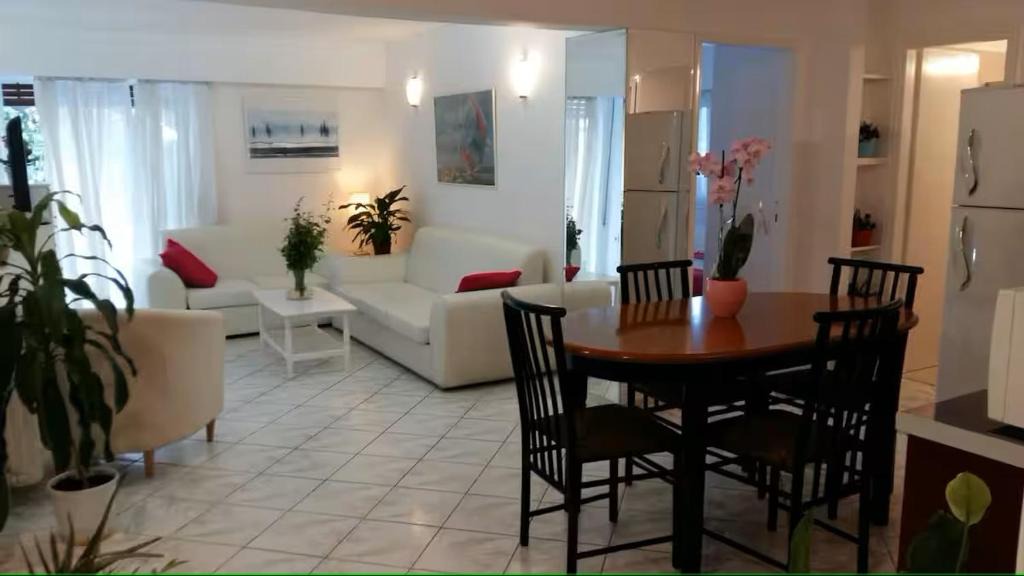 Alimos Apartment | Flor de Mayo,Apt in Alimos near the sea