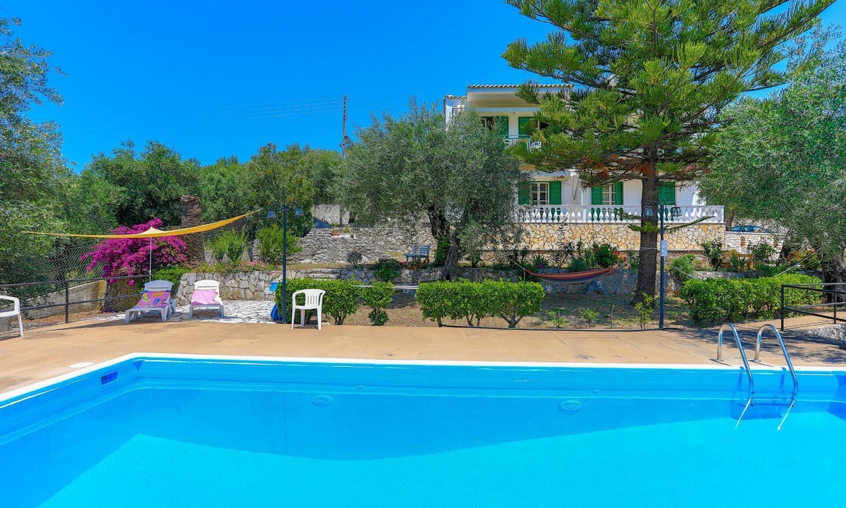 Agios Spyridon Corfu House | Frangiskos Ena: Private Apt, shared pool. WiFi, A/C, close to the sea.