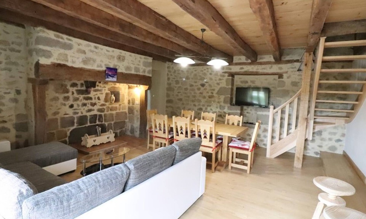Pers Cottage | Gite Le Rouget-Pers, 4 bedrooms, 8 persons