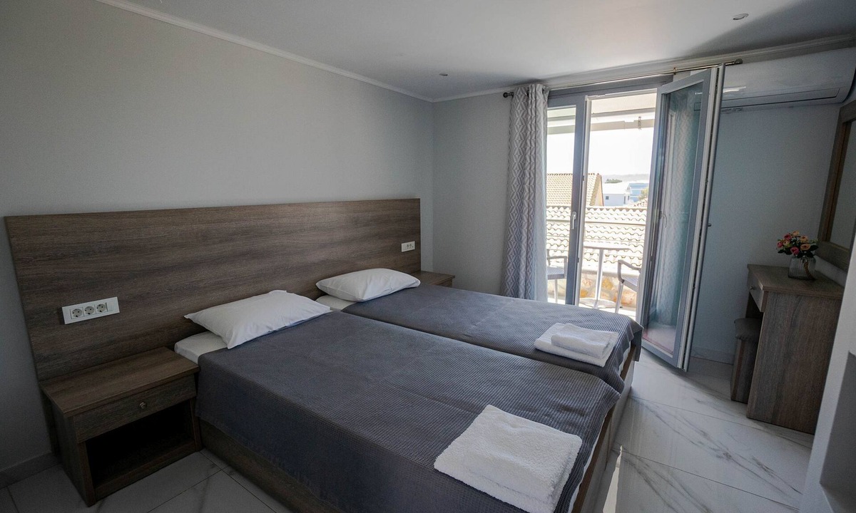 Alykes Apartment | Golden Dolphin Studios - Superior Twin Room with Sea View