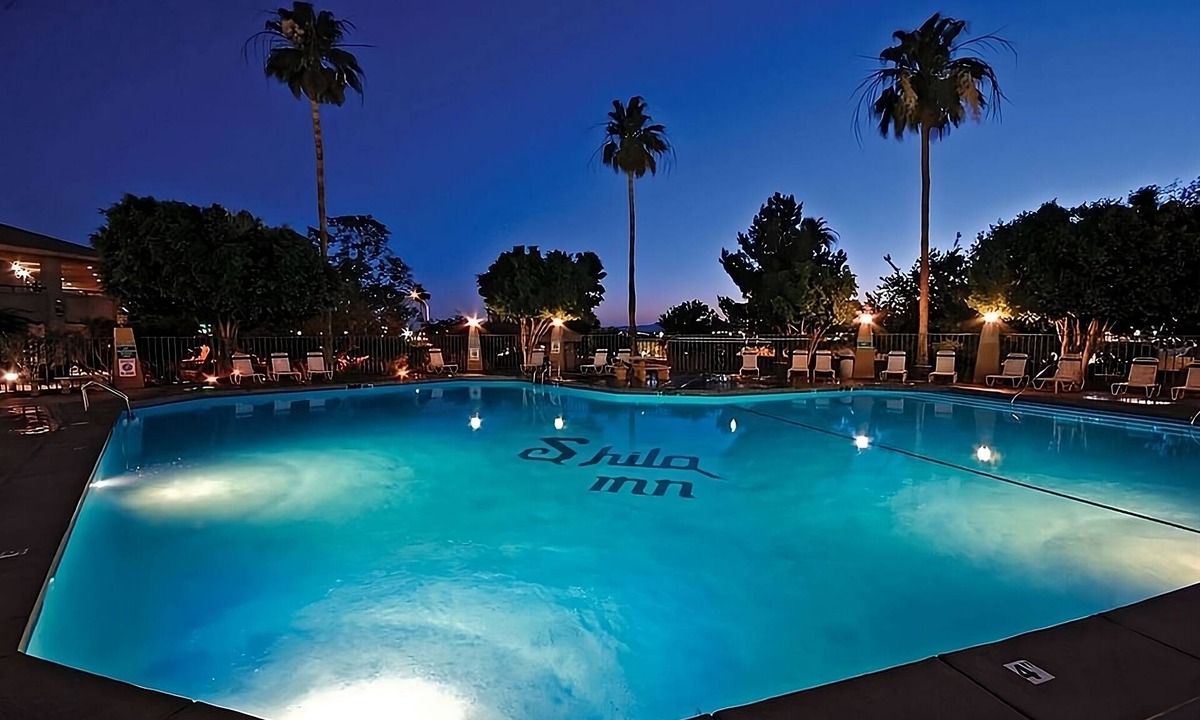 Yuma Hotel | Group Travel! 2 Spacious Units, Pool, Fitness Center and Hot Tub