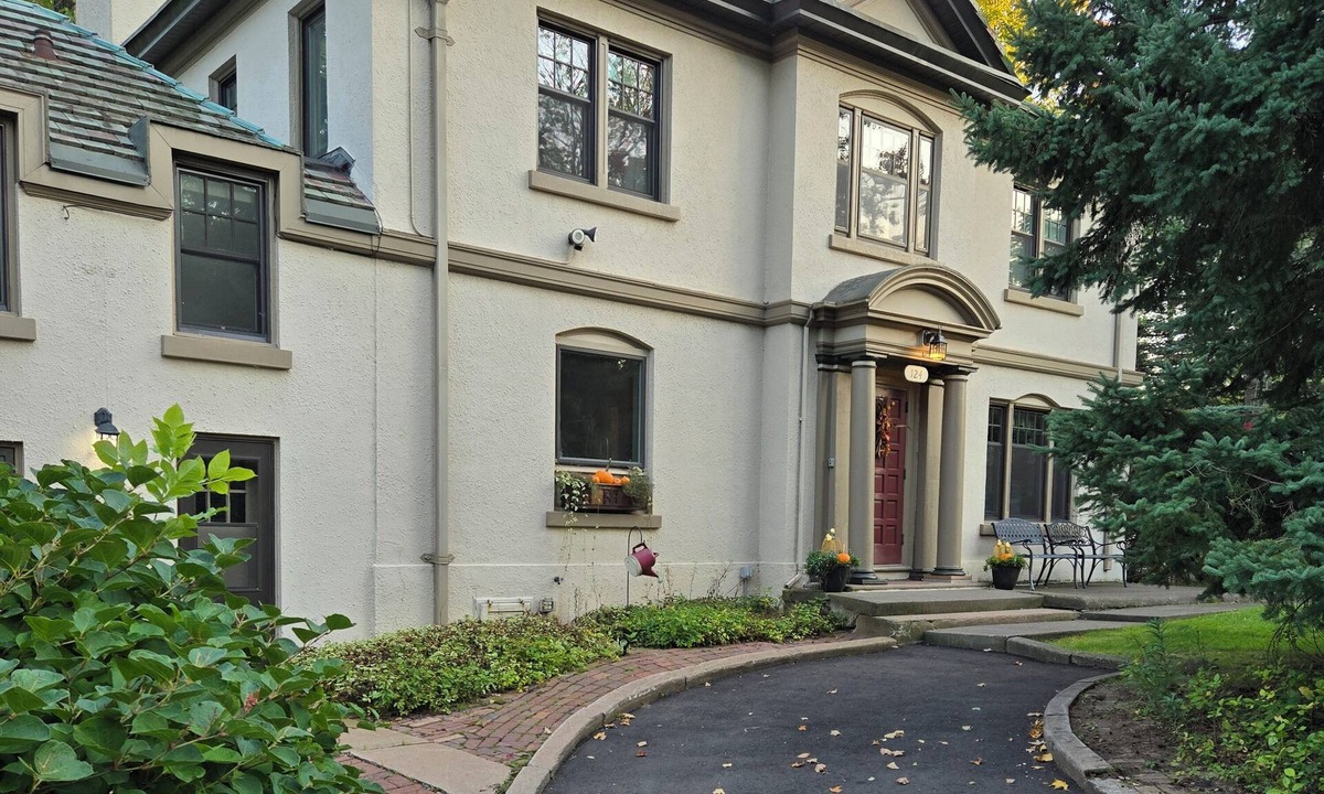 Congdon Park House | Hawthorne Manor- Perfect Duluth Location! Amazing historic home.