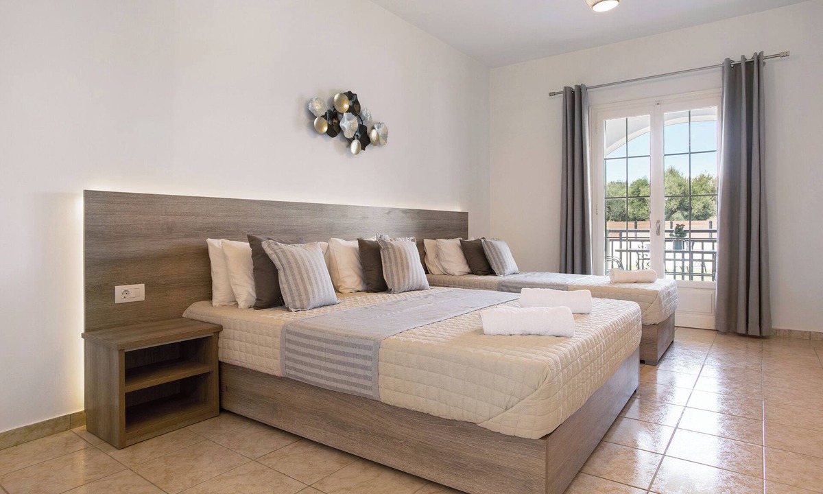 Alykes Apartment | Holiday Apartment "Tropical Studio 3" with Shared Garden, A/C & Wi-Fi