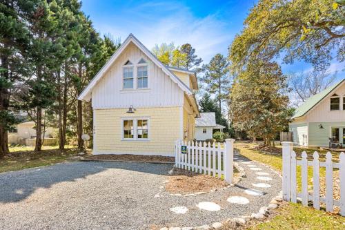 Historic Downtown Manteo House | IC2 - Endless Summer Cottage
