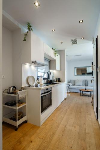 Petralona Apartment | Koukouvagia penthouse in Athens
