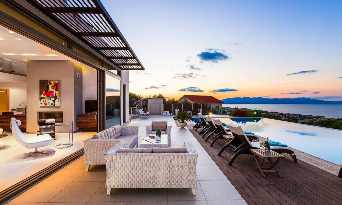 Platanias Town Villa | Lux Villa 600mt to beach★Gym & Basketball ★Heated pool★Jacuzzi★100 mt to Taverna
