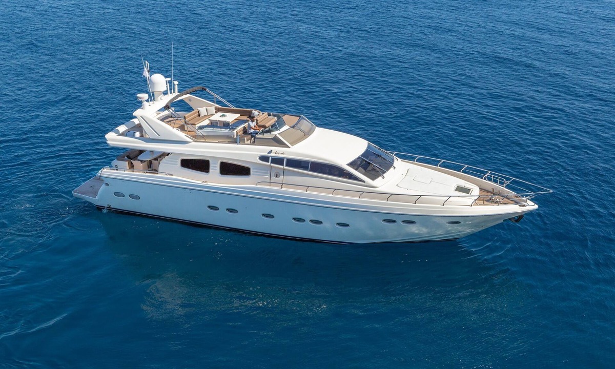 Alimos Boat Rental | Luxury Moments & Services sleeping on board in Yacht Amoraki