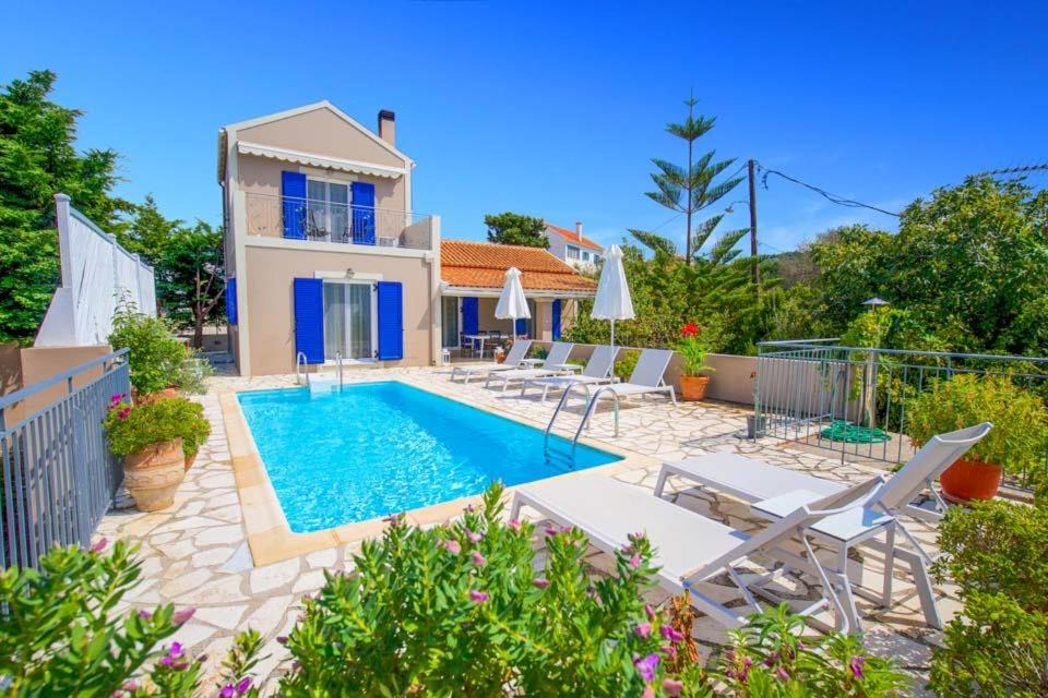 Antipata Villa | Markantonata Villa Sleeps 5 with Pool Air Con and WiFi