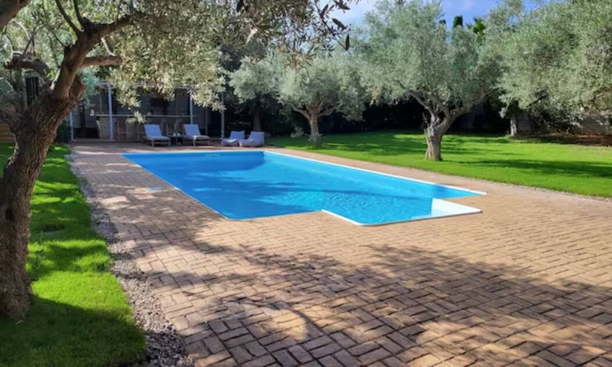 Vari House | Minimal house with pool and large garden at Varkiza. 5 minutes from the beach!