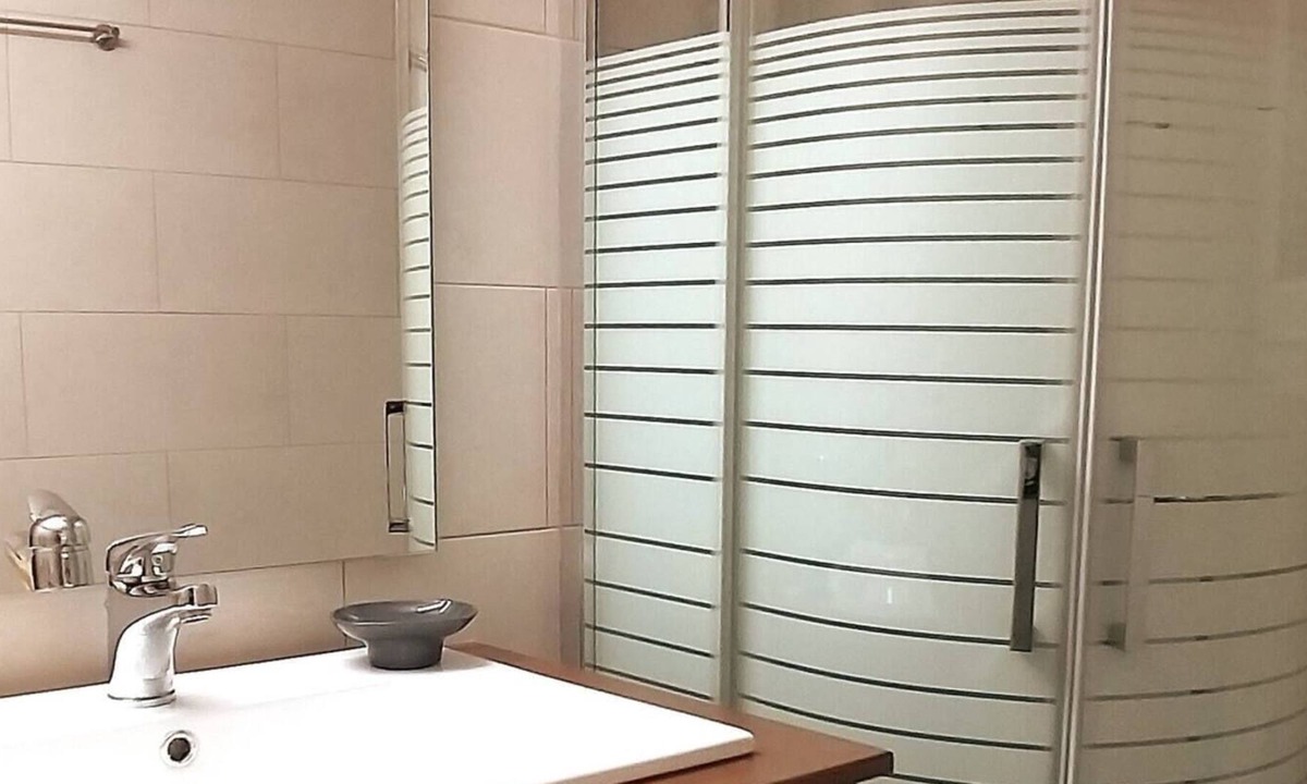 Ampelokipoi Apartment | Modern Home, 6mins from the Metro
