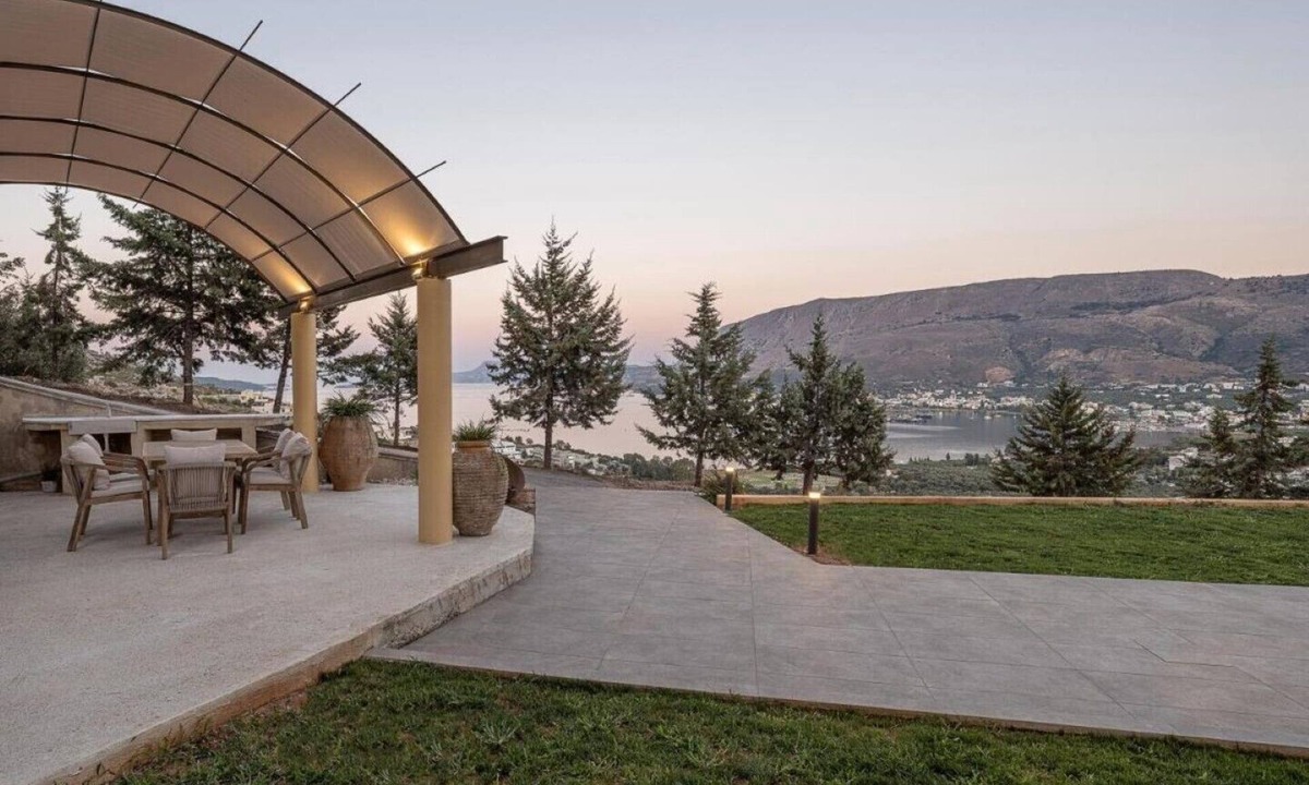 Souda Villa | Mondethea vantage point home, 5 min Chania,