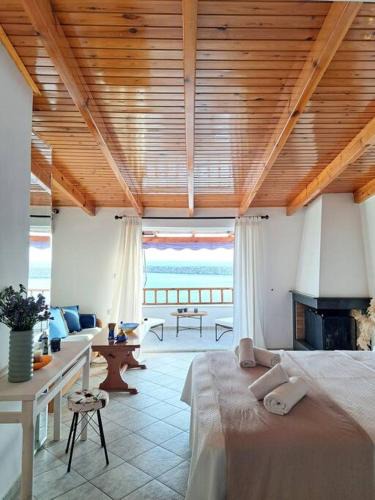 Kokinos Pirgos Apartment | Moonstone Seafront Suite