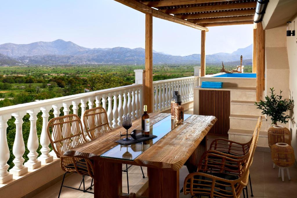 Plati Villa | Mylostassi Villas with Balcony Plunge Pool