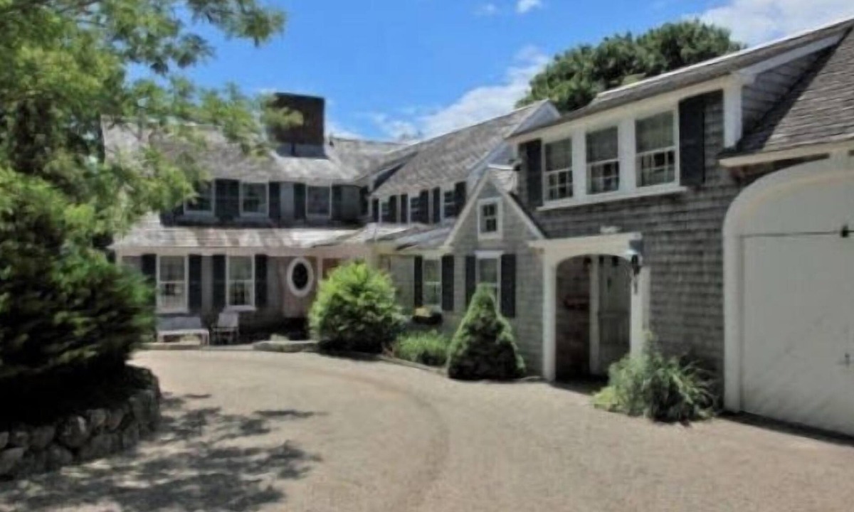 Harwich Port House | Overlooking Wychmere Harbor, 400 steps to beach, town & Nantucket ferry.