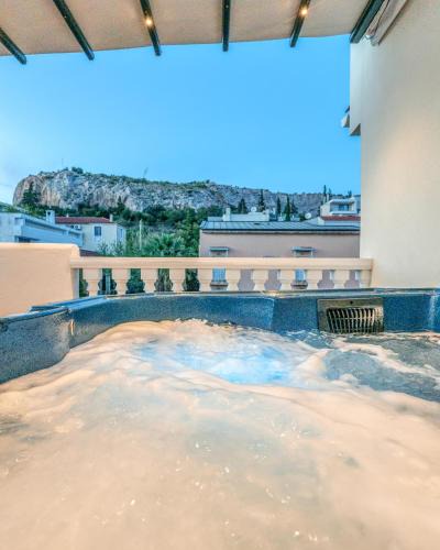 Filopappou Apartment | Penthouse Studio with Hot Tub in Athens