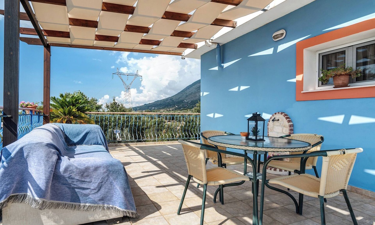 Valerianos Apartment | Pet-Friendly Apartment "Efrosyni apartment" with Mountain View, Garden & Wi-Fi